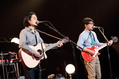 10月20日のSHIBUYA-AX公演2日目のMCでは、弟・堀込泰行（写真左）が前日見た夢の中で作ったという謎のオリジナル曲「ダルダラ」の話題で盛り上がった。