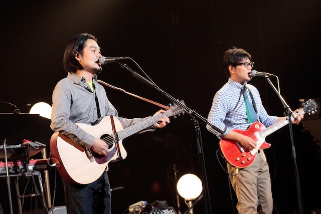 10月20日のSHIBUYA-AX公演2日目のMCでは、弟・堀込泰行（写真左）が前日見た夢の中で作ったという謎のオリジナル曲「ダルダラ」の話題で盛り上がった。