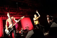 1時間の持ち時間で計16曲を矢継ぎ早に披露したザ・クロマニヨンズ。