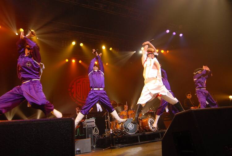 氣志團×クロマニヨンズ、AXでロックンロール教室開校 - 音楽ナタリー