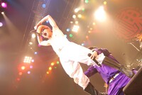 ライブの終盤で組体操の「サボテン」を披露してみせる綾小路翔と早乙女光。