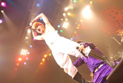 ライブの終盤で組体操の「サボテン」を披露してみせる綾小路翔と早乙女光。