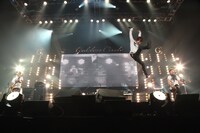 写真は「Golden Circle」10月25日公演でのJUN SKY WALKER(S)。宮田和弥（写真手前）のハイジャンプは健在。