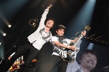 写真は「Golden Circle」10月25日公演でのJUN SKY WALKER(S)宮田和弥（写真左）と森純太（写真右）。