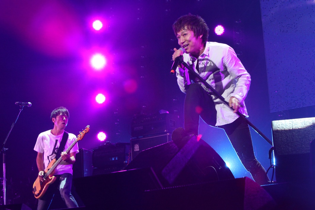 写真は「Golden Circle」10月25日公演でのJUN SKY WALKER(S)寺岡呼人（写真左）と宮田和弥（写真右）。