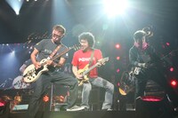 写真は「Golden Circle」10月25日公演のオープニングの様子。ギターをかき鳴らす奥田民生（ユニコーン / 写真左）、谷平こういち（子供ばんど / 写真中央）、森純太（JUN SKY WALKER(s) / 写真右）。