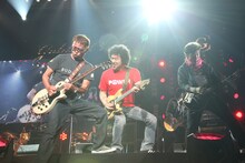 写真は「Golden Circle」10月25日公演のオープニングの様子。ギターをかき鳴らす奥田民生（ユニコーン / 写真左）、谷平こういち（子供ばんど / 写真中央）、森純太（JUN SKY WALKER(s) / 写真右）。