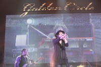 写真は「Golden Circle」10月25日公演でのOverTheDogs。