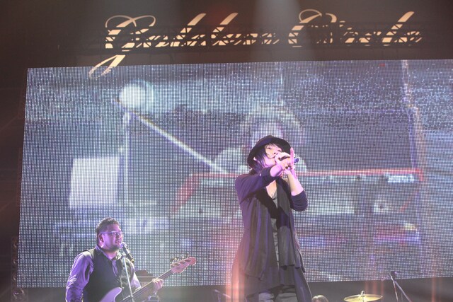 写真は「Golden Circle」10月25日公演でのOverTheDogs。