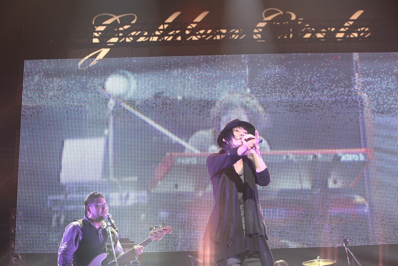 写真は「Golden Circle」10月25日公演でのOverTheDogs。