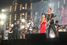 写真は「Golden Circle」10月25日公演でのアンコールセッションの様子。民生（写真右）のTシャツの胸には「考えるな感じろぅ!?」の文字が。