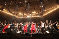 写真は「Golden Circle」10月25日公演でのアンコールセッションの様子。計15人の弦楽器プレイヤーが揃った。