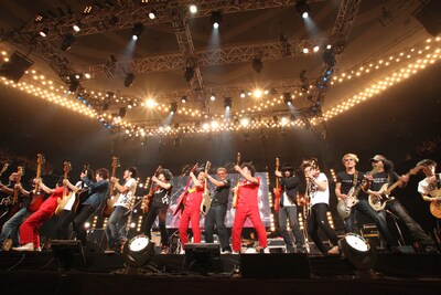 写真は「Golden Circle」10月25日公演でのアンコールセッションの様子。計15人の弦楽器プレイヤーが揃った。
