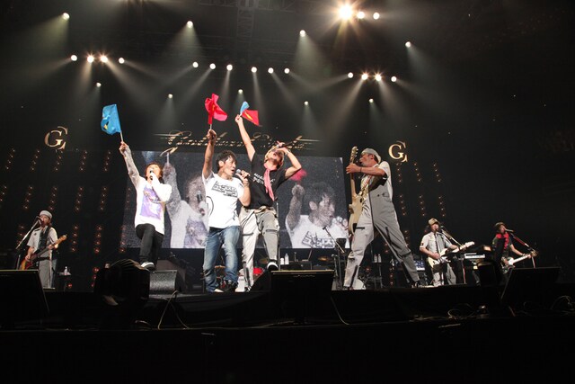 写真は「Golden Circle」10月25日公演で「SAMURAI 5」を披露するユニコーン＋ジュンスカ。阿部義晴（写真中央）のTシャツの胸に注目。