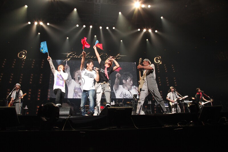 写真は「Golden Circle」10月25日公演で「SAMURAI 5」を披露するユニコーン＋ジュンスカ。阿部義晴（写真中央）のTシャツの胸に注目。