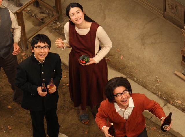 茶川商店の3人。(C)2012「ALWAYS 三丁目の夕日'64」製作委員会