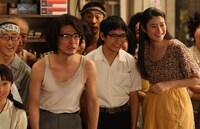 何かを見つめる茶川家＆夕日町の人々。（C）2012「ALWAYS 三丁目の夕日'64」製作委員会