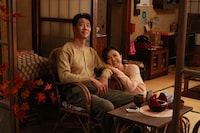 仲睦まじい様子の鈴木夫婦。（C）2012「ALWAYS 三丁目の夕日'64」製作委員会