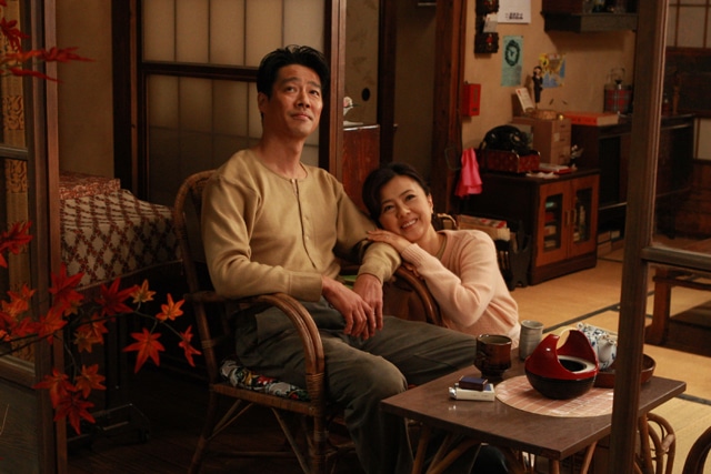 仲睦まじい様子の鈴木夫婦。（C）2012「ALWAYS 三丁目の夕日'64」製作委員会