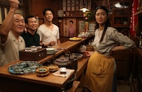 小雪演じる茶川ヒロミ（写真右）は今作では妊婦になっている。（C）2012「ALWAYS 三丁目の夕日'64」製作委員会