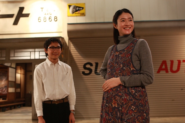 鈴木オートの前にたたずむ古行淳之介（写真左）と茶川ヒロミ（写真右）。（C）2012「ALWAYS 三丁目の夕日'64」製作委員会