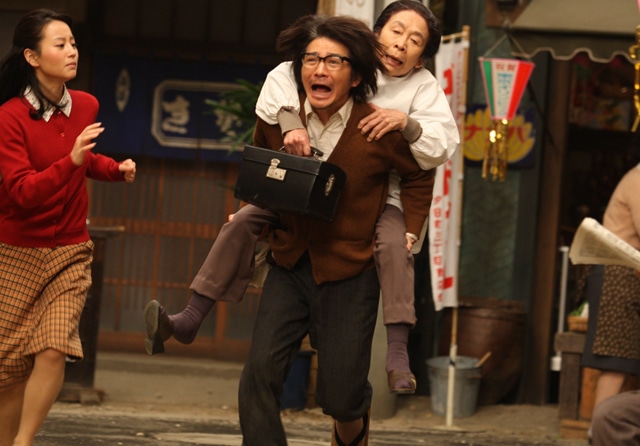 夕日町を疾走する茶川竜之介。（C）2012「ALWAYS 三丁目の夕日'64」製作委員会