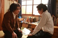 話し合う茶川竜之介（写真左）と古行淳之介（写真右）。（C）2012「ALWAYS 三丁目の夕日'64」製作委員会