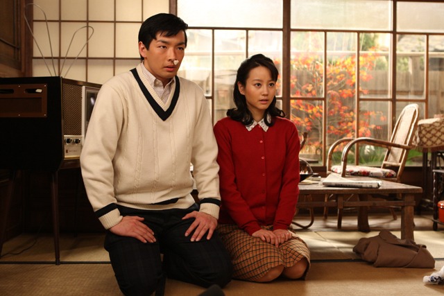 神妙な面持ちの孝太郎＆六子。（C）2012「ALWAYS 三丁目の夕日'64」製作委員会