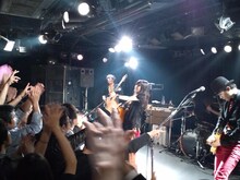 写真はHeavenstampのパフォーマンスの様子。