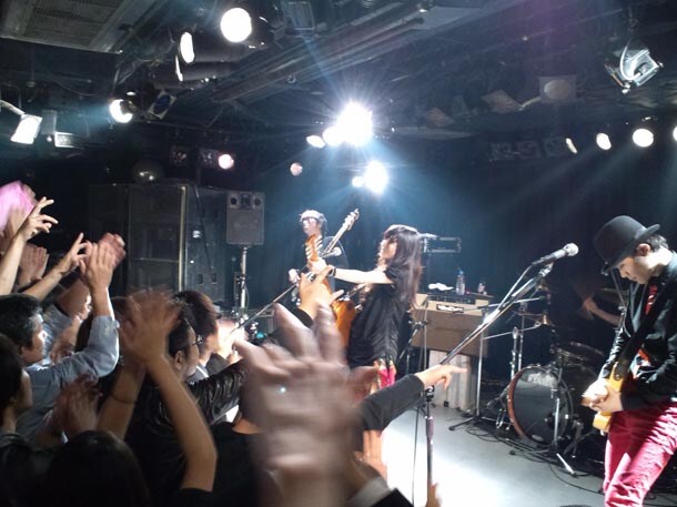 写真はHeavenstampのパフォーマンスの様子。