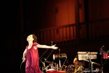 写真は9月19日に実施された坂本真綾コンサートの様子。台風による悪天候の中でのライブとなったが、真綾は「こんなに乱れた私はなかなか見られないと思います」と貴重なステージを楽しんだ。