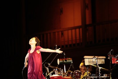 写真は9月19日に実施された坂本真綾コンサートの様子。台風による悪天候の中でのライブとなったが、真綾は「こんなに乱れた私はなかなか見られないと思います」と貴重なステージを楽しんだ。