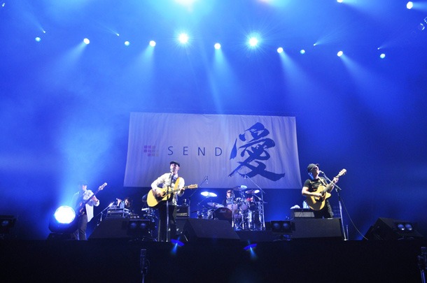 「SEND愛」のステージでパフォーマンスするMONKEY MAJIK。