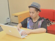 真剣な表情でファンからのメッセージを読む清水翔太。