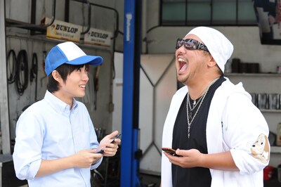 写真は「11人もいる！」のワンシーン。神木隆之介演じる一男（写真左）と談笑する、RED RICE演じるサム（写真右）。