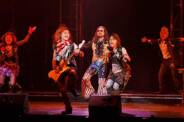 写真は「ロック・オブ・エイジズ」の1シーン。