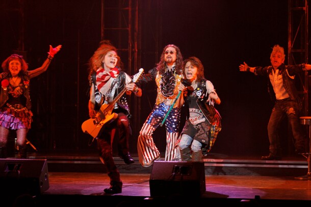 写真は「ロック・オブ・エイジズ」の1シーン。