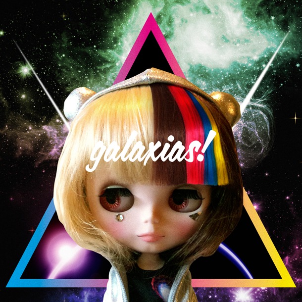 アルバム「galaxias!」ジャケット（写真は初回限定盤）には、オフィシャルサイトやスタッフTwitterアカウントでおなじみのマスコット「ギャラ子」が登場。