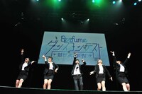 ダンスパフォーマンス中に履いていた靴を投げる就職氷河期。