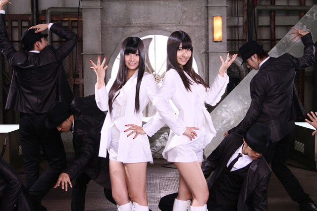 白い衣装を身にまとった倉持明日香（写真左）と柏木由紀（右）。