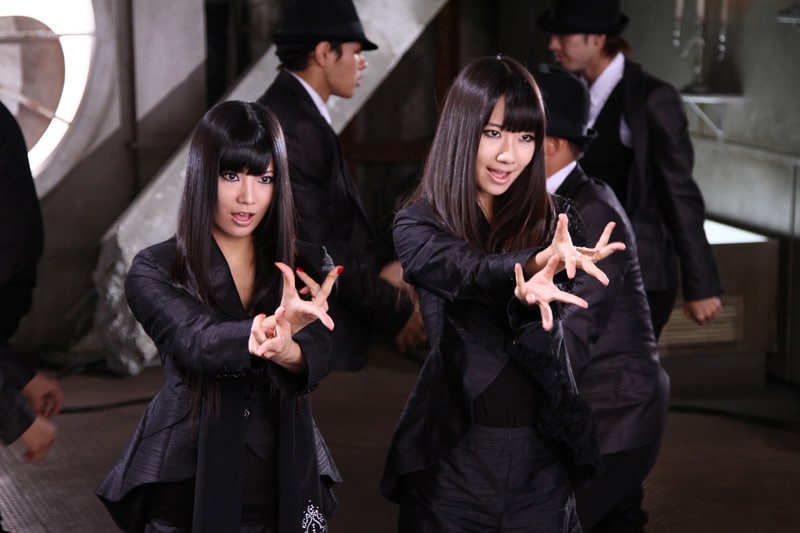 「キャンドルの芯」のPVでは、黒い衣装でセクシーなダンスも披露する(写真左から倉持明日香、柏木由紀)。