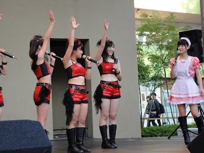 メイド服のコスプレでイベントに登場した嗣永桃子（Berryz工房 / 写真右）。