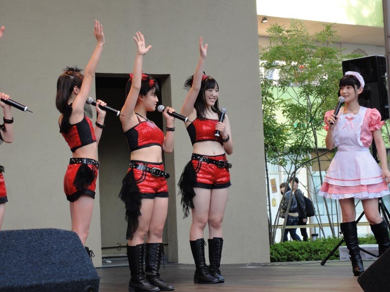 メイド服のコスプレでイベントに登場した嗣永桃子（Berryz工房 / 写真右）。