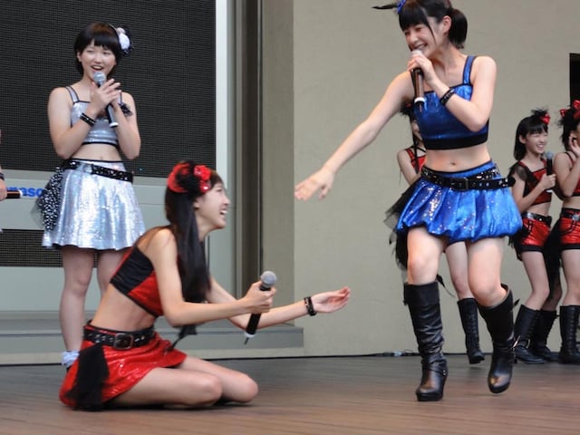 嗣永桃子（写真右）から「桃アタック」を受け転ぶ飯窪春菜（モーニング娘。 / 左）。