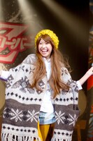 モデルとしてランウェイを歩く玉井詩織。