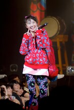 モデルとしてランウェイを歩く百田夏菜子。