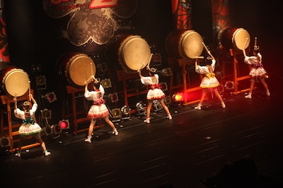 和太鼓を叩くパフォーマンスでスタートしたももクロ女祭り。ライブのオープニング曲「overture」に合わせてばちさばきを披露した。