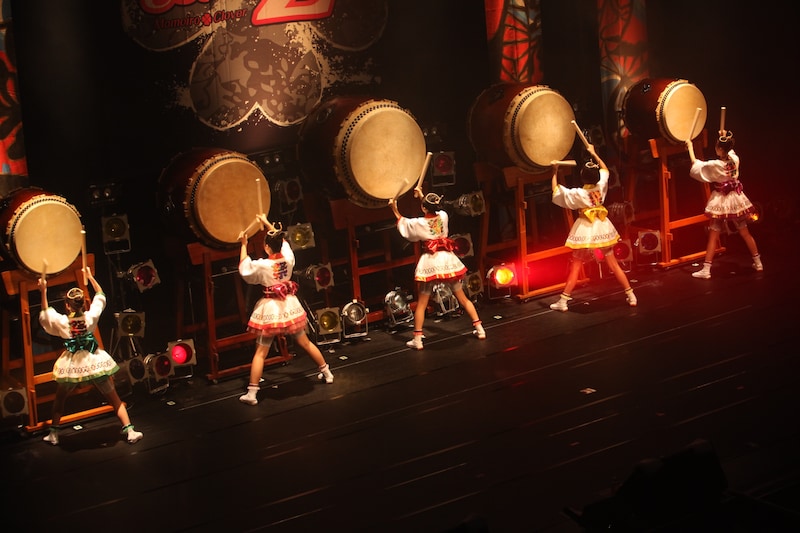 和太鼓を叩くパフォーマンスでスタートしたももクロ女祭り。ライブのオープニング曲「overture」に合わせてばちさばきを披露した。