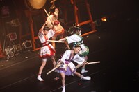 ばちを手にパフォーマンスするももいろクローバーZ。