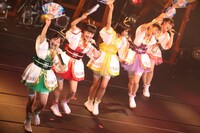 写真は昨年秋に行われた「ももクロ女祭り2011」の様子。